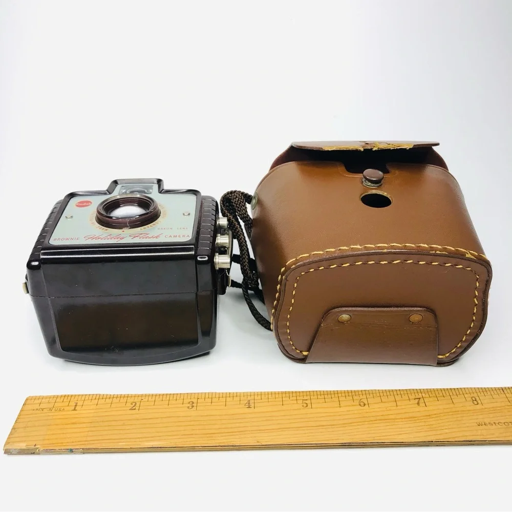 VINTAGE 1950s KODAK BROWNIE HOLIDAY FLASH CAMERA Original Strap DAKON LENS USA